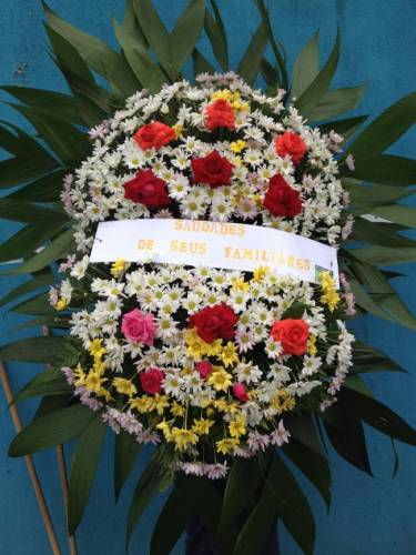 COROA DE FLOR DO CAMPO GRANDE COM ROSAS ABERTAS COLORIDAS 