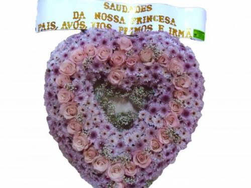 CORAÇÃO DE FLOR DO CAMPO ROSA E ROSAS EM TONS CLAROS 