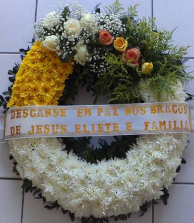 CORBÉLIA REDONDA COM CRISANTEMO E ROSAS 