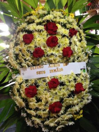 COROA DE FLORES XENA COM ROSAS ABERTAS 