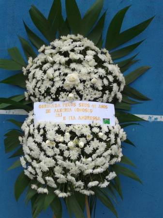 COROA DE CRISANTEMO E FLORES DO CAMPO EM TONS BRANCOS COM ROSA BRANCA 