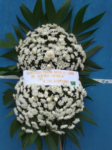 COROA DE CRISANTEMO E FLORES DO CAMPO EM TONS BRANCOS COM ROSA BRANCA 