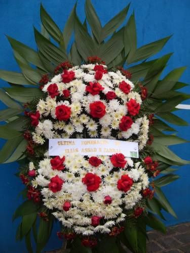 COROA DE CRISANTEMO E XENA COM ROSAS ABERTAS 