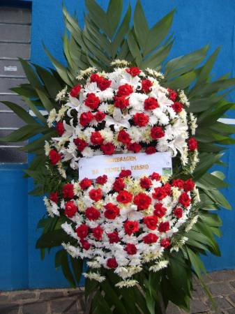 COROA COM ROSAS ABERTAS E LÍRIO GRANDE 