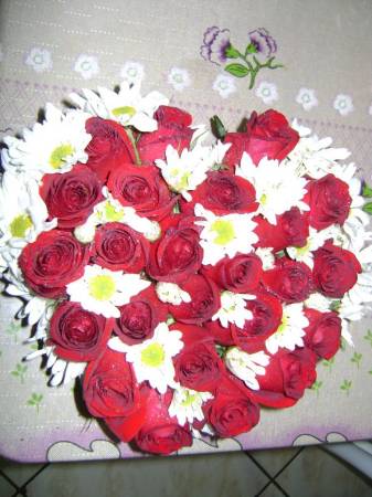 CORAÇÃO PEQUENO DE ROSAS E MARGARIDAS BRANCAS 