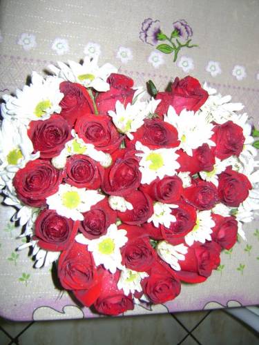 CORAÇÃO PEQUENO DE ROSAS E MARGARIDAS BRANCAS 