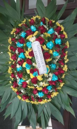 COROA DE FLORES DO CAMPO COM ROSAS ABERTAS AZUIS E VERMELHAS 