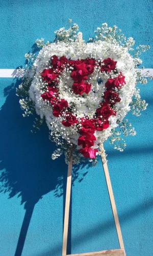 CORAÇÃO DE CRISANTEMOS COM ROSAS ABERTAS VERMELHAS 