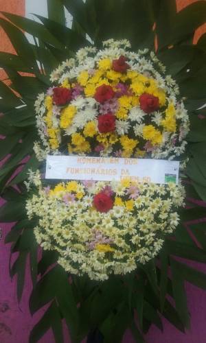 COROA DE FLORES DO CAMPO EM TONS AMARELOS COM ROSAS ABERTAS 