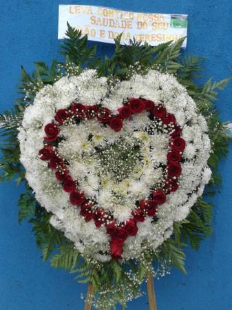 CORAÇÃO GRANDE DE CRISANTEMOS E ROSAS 