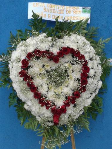 CORAÇÃO GRANDE DE CRISANTEMOS E ROSAS 