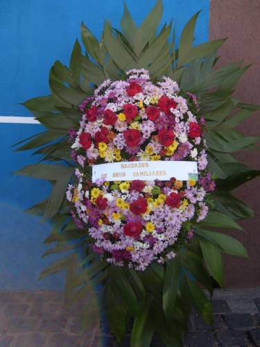 COROA DE FLOR DO CAMPO EM TONS ROSADOS COM ROSAS ABERTAS GRANDES…