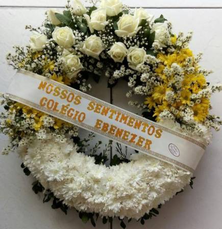 CORBÉLIA REDONDA COM ROSAS BRANCAS E FLORES DO CAMPO 