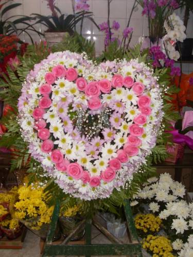 CORAÇÃO DE FLOR DO CAMPO COM ROSAS EM TONS CLAROS 