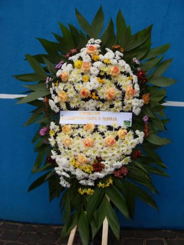 COROA DE CRISANTEMO E XENA COM ROSAS GIGANTE 