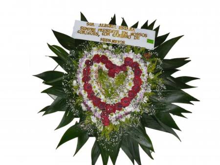 CORAÇÃO DE FLOR DO CAMPO COM ROSAS VERMELHAS 