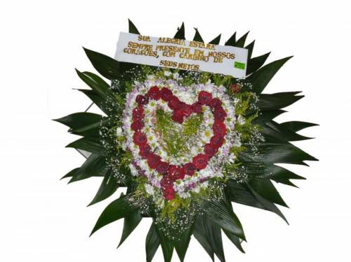 CORAÇÃO DE FLOR DO CAMPO COM ROSAS VERMELHAS 