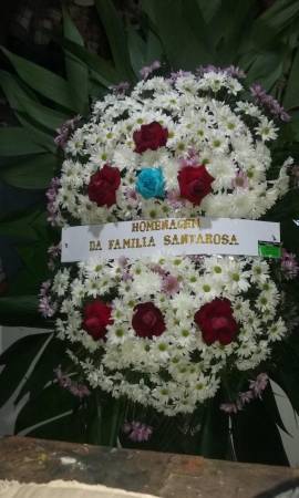 COROA DE FLOR DE CAMPO E ROSAS ABERTAS EM TONS CLAROS 