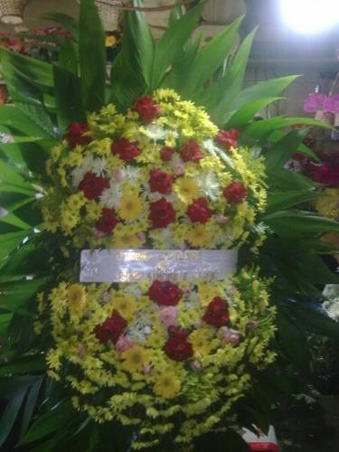 COROA GRANDE DE FLORES DO CAMPO GERBÉRAS E ROSAS ABERTAS 